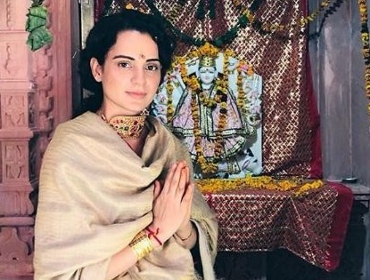 kangana ranaut seeks blessings at a temple in himachal for film manikarnika | कंगना राणौतने मणिकर्णिकाच्या यशासाठी कुलदेवीला घातले साकडं