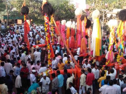 The form of Chaitri Yatra came to Kanher from Kavadi's arrival | कावडीच्या आगमनाने कण्हेरला आले चैत्री यात्रेचे स्वरुप