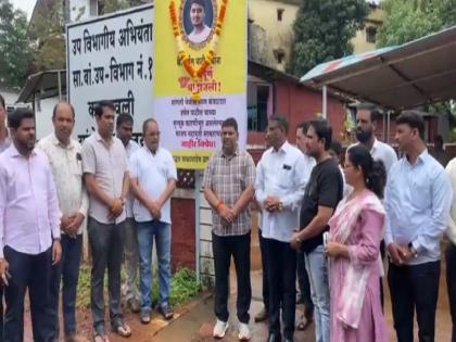 Uddhav Sena protest in Kankavali for the pending bills of the contractors | 'सत्ताधारी तुपाशी, ठेकेदार उपाशी', ठेकेदारांच्या थकीत बिलांसाठी उद्धवसेनेचे कणकवलीत आंदोलन 