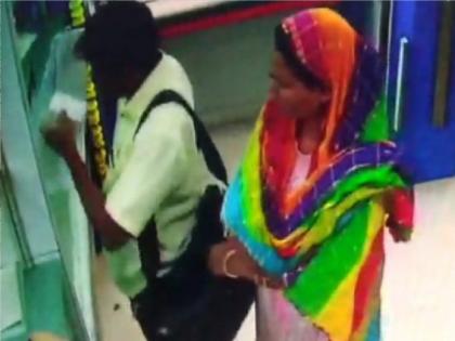 A woman stole cash from the bag of a Kankavali Nagar Panchayat employee, Caught on CCTV camera | कणकवली नगरपंचायत कर्मचाऱ्याच्या बॅगेतून महिलेने रोकड केली लंपास, बँकेतच घडली घटना; सीसीटीव्ही कॅमेऱ्यात कैद