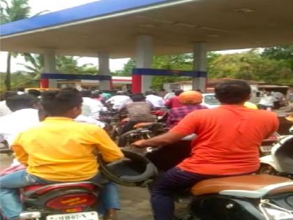 Petrol shortage in Kankavali, long queues for petrol | कणकवलीत पेट्रोल टंचाई, वाहनचालक त्रस्त; पेट्रोलसाठी लांबच-लांब रांगा