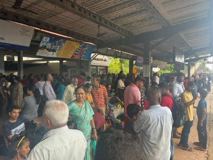 Chakarmani left for the return trip! ST, railway trains crowded in Sindhudurga | चाकरमानी निघाले परतीच्या प्रवासाला! कणकवलीत एसटी, रेल्वे गाड्यांना गर्दी