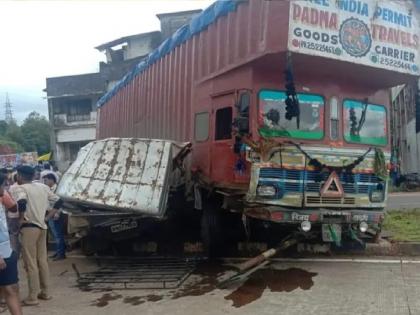 A container collided with an oncoming car at Wagde, the car driver was killed on the spot | सिंधुदुर्ग: वागदे येथे कंटेनरची समोरुन येणाऱ्या कारला भीषण धडक, कार चालक जागीच ठार