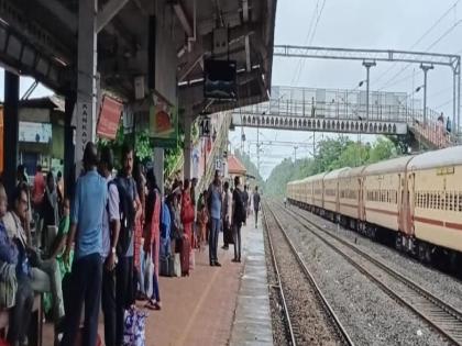 Tutari Express was stopped at Kankavli railway station due to engine failure Passengers plight | Sindhudurg: तुतारी एक्स्प्रेसची इंजिन समस्या; दुसरे इंजिन आले मडगावाहून; प्रवाशांचे हाल Tutari Express was stopped at Kankavli railway station due to engine failure Passengers plight | Sindhudurg: तुतारी एक्स्प्रेसची इंजिन समस्या; दुसरे इंजिन आले मडगावाहून; प्रवाशांचे हाल