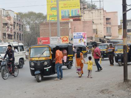 Cramped square Five roads, two schools and two ranks of Kanha Chowk | गुदमरलेले चौक; पाच रस्ते, दोन शाळा अन् रिक्षांचा कन्ना चौकाला विळखा