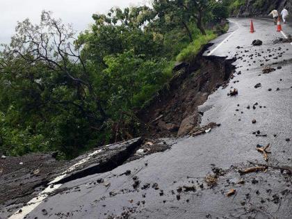 The road to the Kannada Ghat was lost | कन्नड घाटातील रस्ता खचला