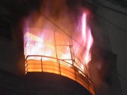 Massive fire breaks out in 6-storey building in Kanpur; 5 members of the same family die in blaze | कानपूरमध्ये ६ मजली इमारतीला भीषण आग; एकाच कुटुंबातील ५ जणांचा होरपळून मृत्यू Massive fire breaks out in 6-storey building in Kanpur; 5 members of the same family die in blaze | कानपूरमध्ये ६ मजली इमारतीला भीषण आग; एकाच कुटुंबातील ५ जणांचा होरपळून मृत्यू