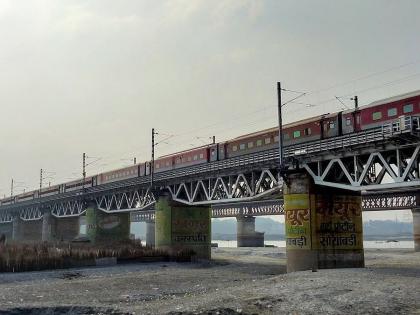 The woman was stripped and thrown into the river Ganga from a train running on an 80 feet high bridge, Pran said | महिलेला विवस्त्र करून धावत्या ट्रेनमधून ८० फूट खोल पुलावरून गंगा नदीत फेकले, त्यानंतर...