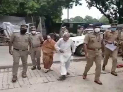 kanpur police commissioner helps senior citizen couple, send son to jail | मुलानं वृद्ध आई-वडिलांना मारहाण करत घराबाहेर काढलं, काही मिनीटातच पोलिस आयुक्तांनी घडवली अद्दल