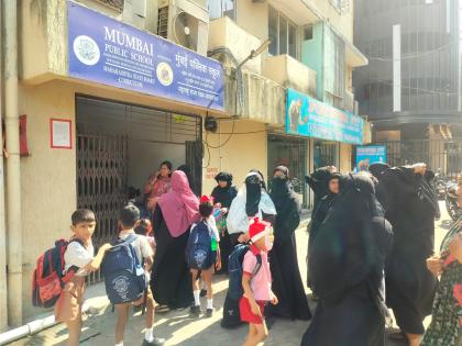 कापड बाजार शाळेसाठी विद्यार्थ्यांना दीड तासाच्या पायपिटीची ‘शिक्षा’  - Marathi News | Students sentenced to one and a half hour of walking for textile market school | Latest News at Lokmat.com