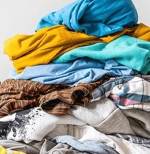 कपाट उघडलं की कपड्यांचा ढीग अंगावर पडतो? कपाटं नक्की आवरायची तरी कशी?