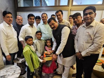 Aamchya Pappani Gampati Aanla song Original singers Mohit Ghorpade and Shaurya Ghorpade felicitated | 'आमच्या पप्पांनी गंपती आणला'चे मूळ गायक मोहित, शौर्य घोरपडेचा केंद्रीय मंत्र्याकडून सन्मान