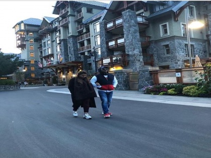 Babymoon Moments: kapil Sharma Walk With Wife Ginni Chatrath In Canada | बेबीमून मोमेंट्स: कॅनाडामध्ये पत्नी गिन्नीसह असा एन्जॉय करतोय कपिल शर्मा, See Photo