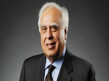 congress leader kapil sibal says in politics opposition is often voluntary and support is often managed | काँग्रेसमध्ये घमासान सुरूच! कपिल सिब्बल यांच्या नव्या ट्विटमुळे पुन्हा वादाची शक्यता