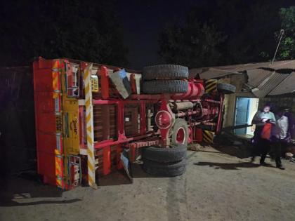 Road miscalculation, truck rammed into police post near Kapashi Kagal in Kolhapur district | रस्त्याचा अंदाज चुकला, कापशीजवळ ट्रक पोलीस चौकीत घुसला; सुदैवाने मोठा अनर्थ टळला