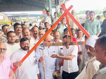 On the occasion of Ganesh Chaturthi, cotton purchase starts in Dharangaon | गणेश चतुर्थीच्या मुहूर्तावर धरणगावात कापूस खरेदीला प्रारंभ