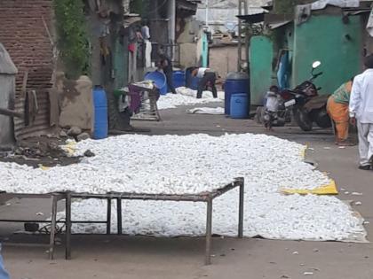 Thousands of casualties hit cotton due to falling rains | परतीच्या पावसामुळे कापूस भावात एक हजारांचा फटका