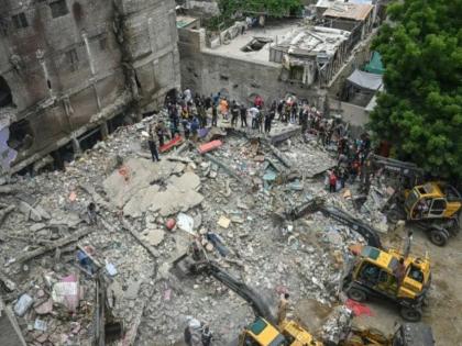 Miracle! 20 members of a Hindu family died as building collapsed, 3 month old baby survives, incident in pakistan | चमत्कार! पाकिस्तानात हिंदू कुटुंबातील २० जणांचा मृत्यू; ३ महिन्यांची चिमुकली बचावली Miracle! 20 members of a Hindu family died as building collapsed, 3 month old baby survives, incident in pakistan | चमत्कार! पाकिस्तानात हिंदू कुटुंबातील २० जणांचा मृत्यू; ३ महिन्यांची चिमुकली बचावली