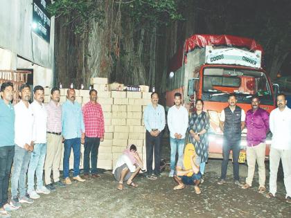 Transport of liquor under sacks of cashew shells, Rs 53 lakh seized in satara | Crime News: काजूच्या टरफलांच्या गोण्या खालून मद्याची वाहतूक, ५३ लाखांचा मुद्देमाल जप्त