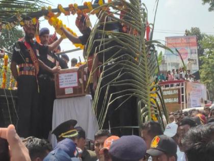 Last Farewell to the Martyr Son of Mother India Naib Subhedar Shankar Basappa Ukalikar | भारतमातेच्या हुतात्मा सुपुत्राला अखेरचा निरोप, नायब सुभेदार शंकर उकलीकर यांना मानवंदना देण्यासाठी नागरिकांची गर्दी