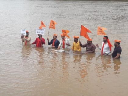 Maratha Reservation : Protest for Maratha reservation in Krushna river in Satara | Maratha Reservation : मराठा आरक्षणासाठी युवक आक्रमक, क-हाडमध्ये नदीपात्रात आंदोलन