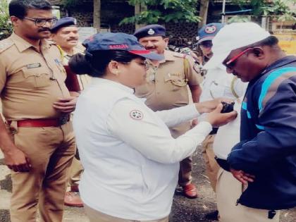 Body worn cameras provided to traffic police in Karad | Satara: वाहतूक पोलिसांशी वाद घालणे भोवणार!, पोलिसांना दिले ‘बॉडी वॉर्न कॅमेरे’; हुज्जत होणार रेकॉर्ड Body worn cameras provided to traffic police in Karad | Satara: वाहतूक पोलिसांशी वाद घालणे भोवणार!, पोलिसांना दिले ‘बॉडी वॉर्न कॅमेरे’; हुज्जत होणार रेकॉर्ड