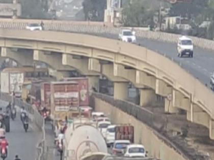 Tunnels under flyover closed in Karad; Traffic coming into the city was diverted | Satara News: कऱ्हाडात उड्डाणपुलाखालील बोगदे बंद; शहरात येणारी वाहतूक वळविली; जाणून घ्या नवा मार्ग