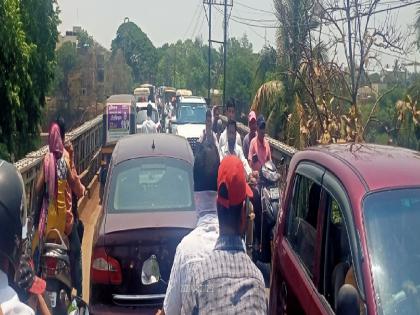 Demolition of flyover in Karad on Pune-Bengaluru national highway started, traffic was disrupted | पुणे-बेंगळुरु राष्ट्रीय महामार्गावरील कराडमध्ये उड्डाण पूल पाडण्याचे काम सुरू, वाहतूक कोलमडली; वाहनांच्या लांबच लांब रांगा