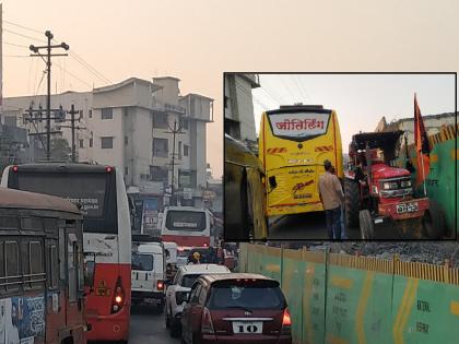 Reverse journey through one way at Kolhapur Nakka in karad Satara, traffic stopped | Satara News: कोल्हापूर नाक्यावर एकेरी मार्गातून उलटा प्रवास, वाहतूक ठप्प 