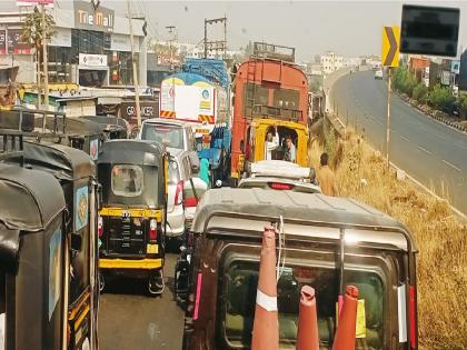 On the Pune Bengaluru highway traffic is blocked near Karad, long queues of vehicles | पुणे-बेंगळुरु महामार्गावर कराड जवळ वाहतूक ठप्प, वाहनांच्या लांबच लांब रांगा