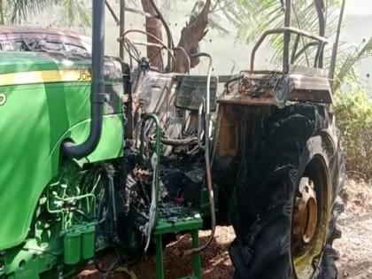 self-respecting sugarcane ban movement raged In Karhad in Satara, sugarcane tractor was set on fire in Indoli | स्वाभिमानीचे ऊसतोड बंद आंदोलन चिघळले, साताऱ्यातील इंदोलीत ऊस ट्रॅक्टर पेटवला