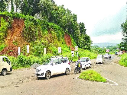 Chances of an accident due to rains in the Karjat-Chowk road due to landslides and open hills | कर्जत-चौक रस्त्यालगत पावसामुळे भूस्खलन, टेकडीवरील वृक्षांची मुळे उघडी पडल्याने अपघाताची शक्यता