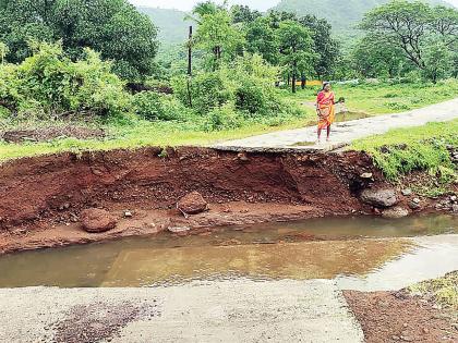 The bridge at Karambeli collapsed | करंबेळी येथील पूल कोसळला; वाहतुकीवर परिणाम