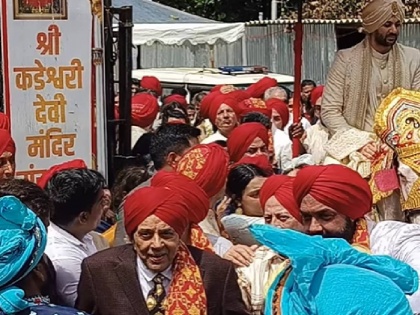 dharmendra does bhangra at his grandson karan deol wedding day video viral | करण देओल लग्नबंधनात अडकला, नातवाच्या वरातीत धर्मेंद्र यांचा भांगडा, Video व्हायरल