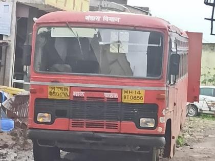 Suspected smuggling of rice; Police seize cargo bus! | तांदळाच्या चोरट्या वाहतुकीचा संशय; पोलिसांनी पकडली मालवाहु बस!