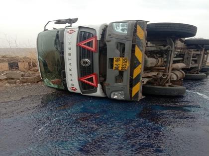 Diesel tanker overturns in Karanji Ghat; Diesel floods the road | करंजी घाटात डिझेलचा टँकर उलटला; डिझेलचा रस्त्यावर पूर