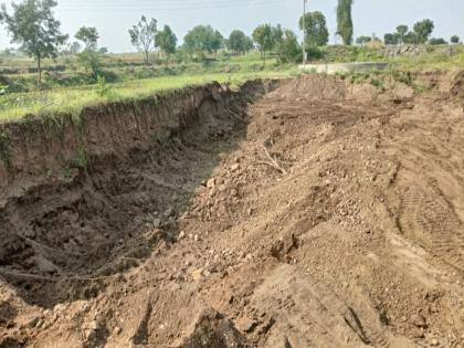 sand in the ravine a mound of action on soil subsidence 32 lakh will be confiscated | दौंडमध्ये वाळू - माती उपशा करणाऱ्या तिघांवर कारवाईचा बडगा; ३२ लाखांचा मुद्देमाल जप्त होणार