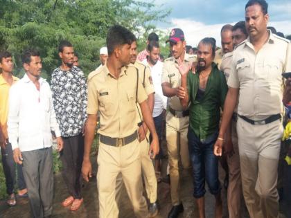 The 'cykosis' youth jumps in the flood of karha river, save life due to alerts youths | कऱ्हेच्या पुरात ' सनकी ' युवकाची उडी, युवकांच्या सतर्कतेमुळे मिळाले जीवदान