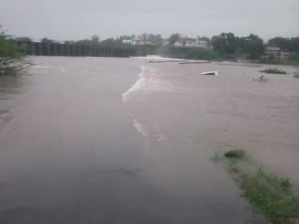 While crossing the bridge over the Karha river, the four-wheeler was swept away | Pune News : कऱ्हा नदीवरचा पूल पार करताना चारचाकी गेली वाहून