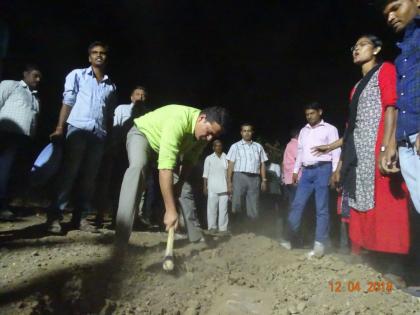 Akola District Collector Shramdan in the Water Cup | अकोल्याच्या जिल्हाधिकाऱ्यांनी केले वॉटर कप स्पर्धेत श्रमदान