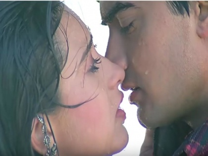 in an interview karisma kapoor reveals how she performed a kiss scene with aamir khan in raja hindustani-ram | ‘राजा हिंदुस्तानी’चा किसींग सीन देताना अशी झाली होती करिश्मा कपूरची अवस्था