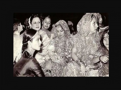 Young Karisma Kapoor with ravishing bride Neetu Kapoor on her wedding day | या फोटोत दिसणारी चिमुकली आज बनलीय अभिनेत्री तर हा चिमुकला आहे प्रसिद्ध अभिनेत्रीचा पती