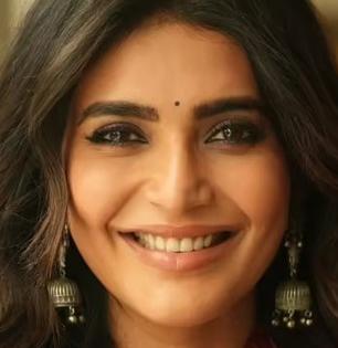 दाट - जाडसर भुवयांसाठी करिष्मा तन्ना करते खास उपाय, तिच्या सुंदर आयब्रोजचे सिक्रेट...