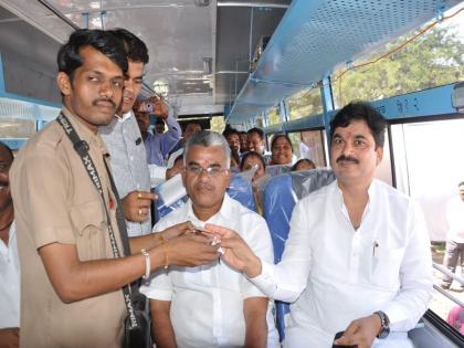 Guardian Minister Ram Shinde launches buses: Launch of Karjat-Pandharpur Bus Service | पालकमंत्री राम शिंदे यांनी केला बसने प्रवास : कर्जत-पंढरपूर बससेवेचा शुभारंभ