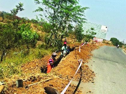 Due to sidewalking, the danger of accidents, construction department needs attention | साइडपट्टी खोदल्याने अपघातांचा धोका, बांधकाम विभागाने लक्ष देण्याची गरज