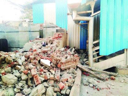 The plot began to break the old self-contained bathroom | फलाट दोनवरील जुने स्वच्छतागृह तोडायला सुरुवात