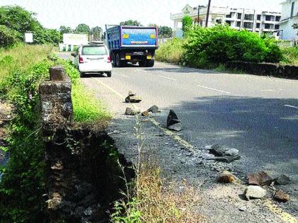 Karjat-Murbad highway dangerous! | कर्जत-मुरबाड राज्यमार्ग धोकादायक!