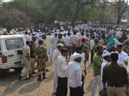  Returning bank officer to take possession of the factory | कारखान्याचा ताबा घेण्यासाठी आलेले बँक अधिकारी माघारी