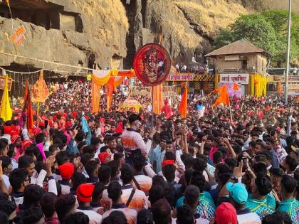 palanquin procession in honor of Mother Ekvira Devi was held at Karla Fort | Pune | कार्ला गडावर आई एकवीरा देवीचा मानाचा पालखी मिरवणूक सोहळा