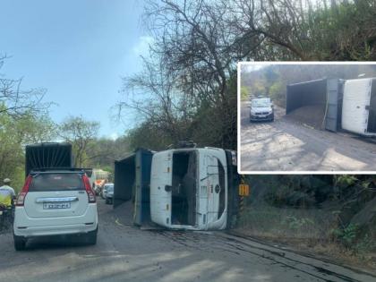 Accident in Karle Khind as Aiwa overturned, gravel oil spread on road | कार्ले खिंडीत अपघात; आयवा पलटी होऊन खडी, ऑईल रस्त्यावर